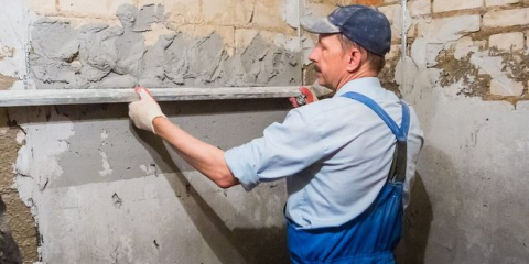 Jak zarovnat stěny pod tapetu, metody - sádrokarton, omítka, tmel